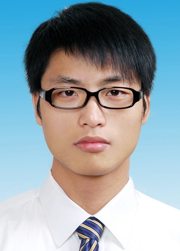 穿西裝戴眼鏡的男人  描述已自動生成